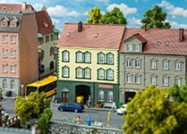 055-130628 - H0 - Stadthaus mit Modellbaugeschäft